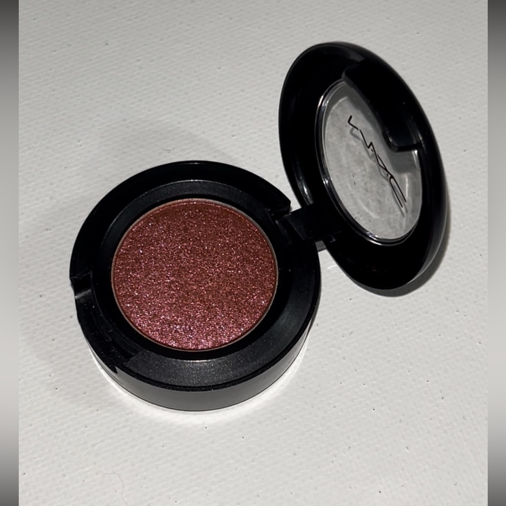 Mac “Left you on red” Eyeshadow